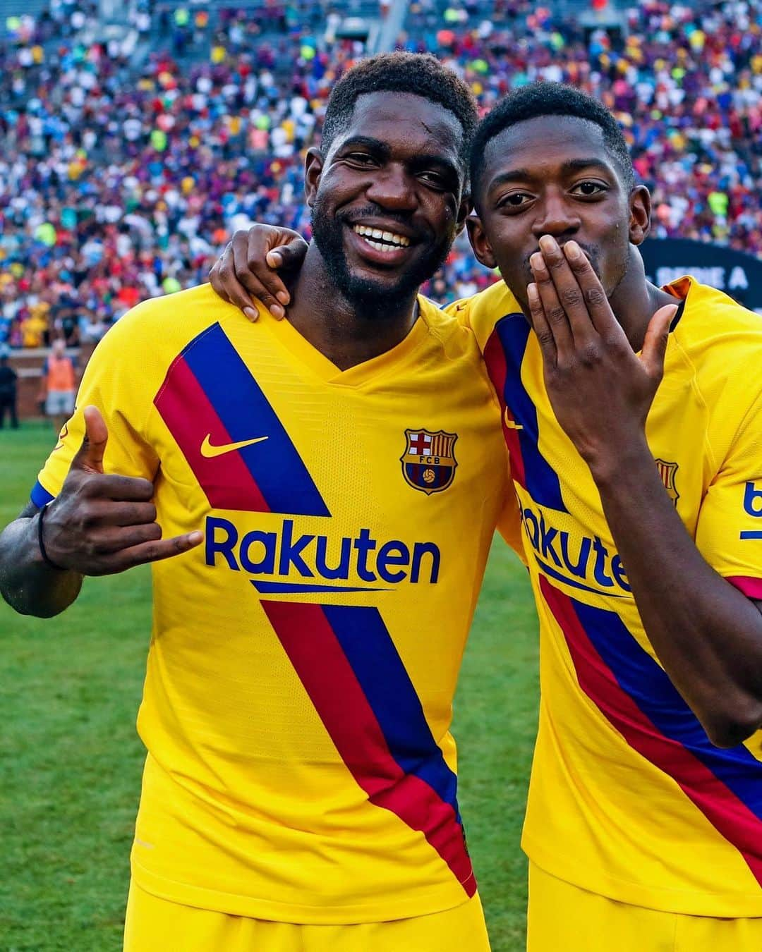 FCバルセロナさんのインスタグラム写真 - (FCバルセロナInstagram)「🤙 @samumtiti 👬 @o.dembele7 😘」8月11日 20時02分 - fcbarcelona