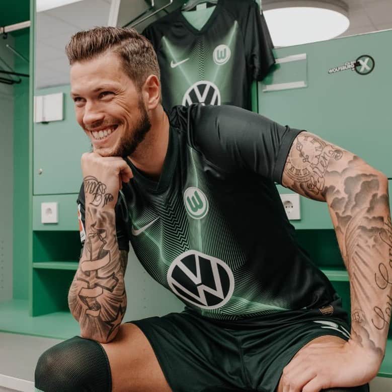 ダニエル・ギンチェクのインスタグラム：「Keep smiling...⚽️🙏🏼☺️ — 📸by @ninastillerphotography」