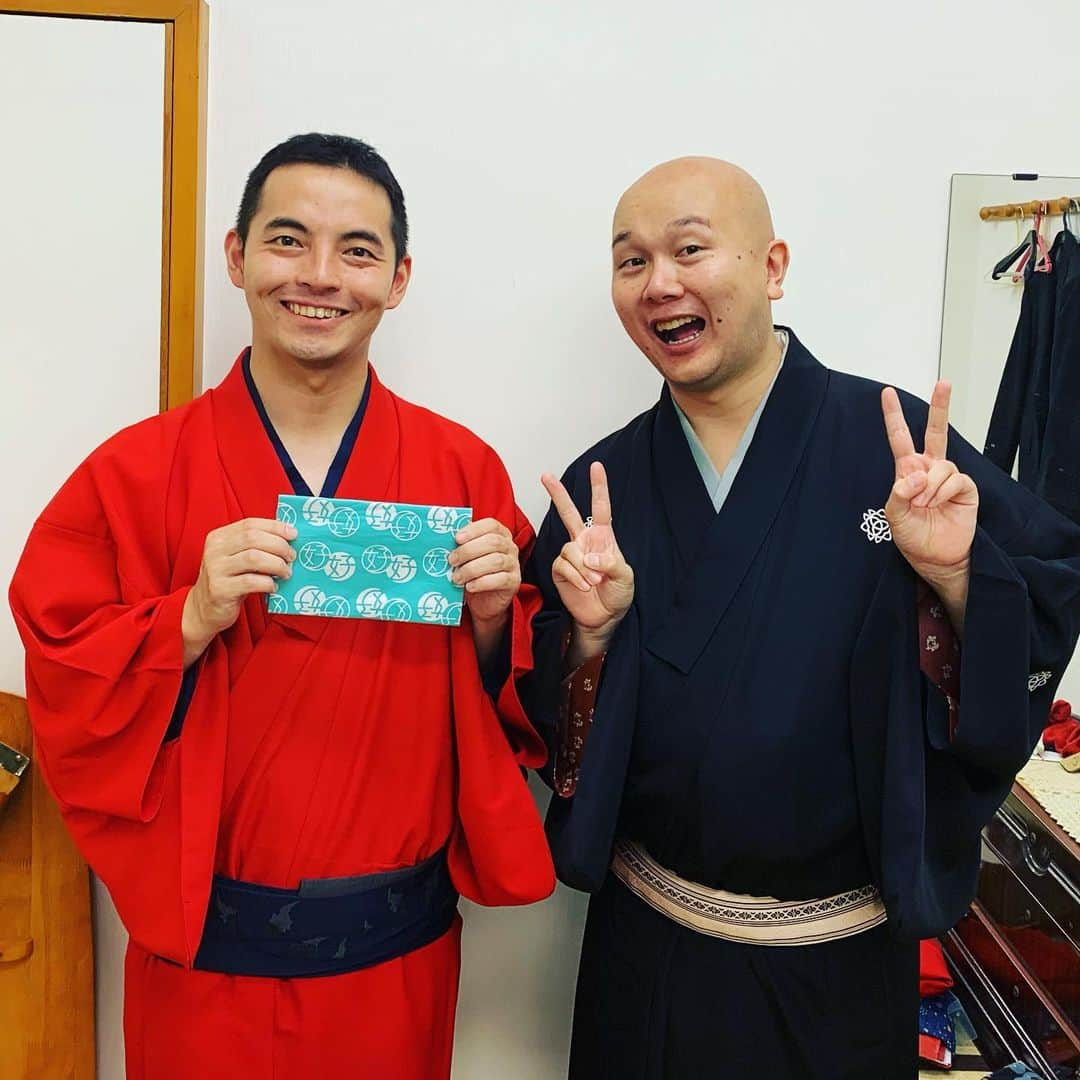 三遊亭とむさんのインスタグラム写真 - (三遊亭とむInstagram)「両国寄席ご来場ありがとうございます！ 今日は今月から二ツ目に昇進した 三遊亭はち好 改メ 好好（こうこう）の披露目です。 厳しい前座修業で普通は痩せていく人がほとんどの中、57キロで入門し今や82キロ！風格が出ているためか、先日僕の会に前座で出演してくれた時に会場準備のため先に楽屋に入って貰い、その後僕が遅れて入ったらスタッフさんに「師匠もう入ってますよ」と言われました…はち好は師匠じゃないです笑  おめでとう！  好好には今月25日の大須演芸場の三遊亭とむ独演会にも出演してくれます。  明日12日は風間杜夫さんとの落語会！ 楽しみです！！ #落語 #二ツ目昇進 #好楽一門 #三遊亭好好 #大須演芸場 #寄席」8月11日 20時03分 - tomusuetaka