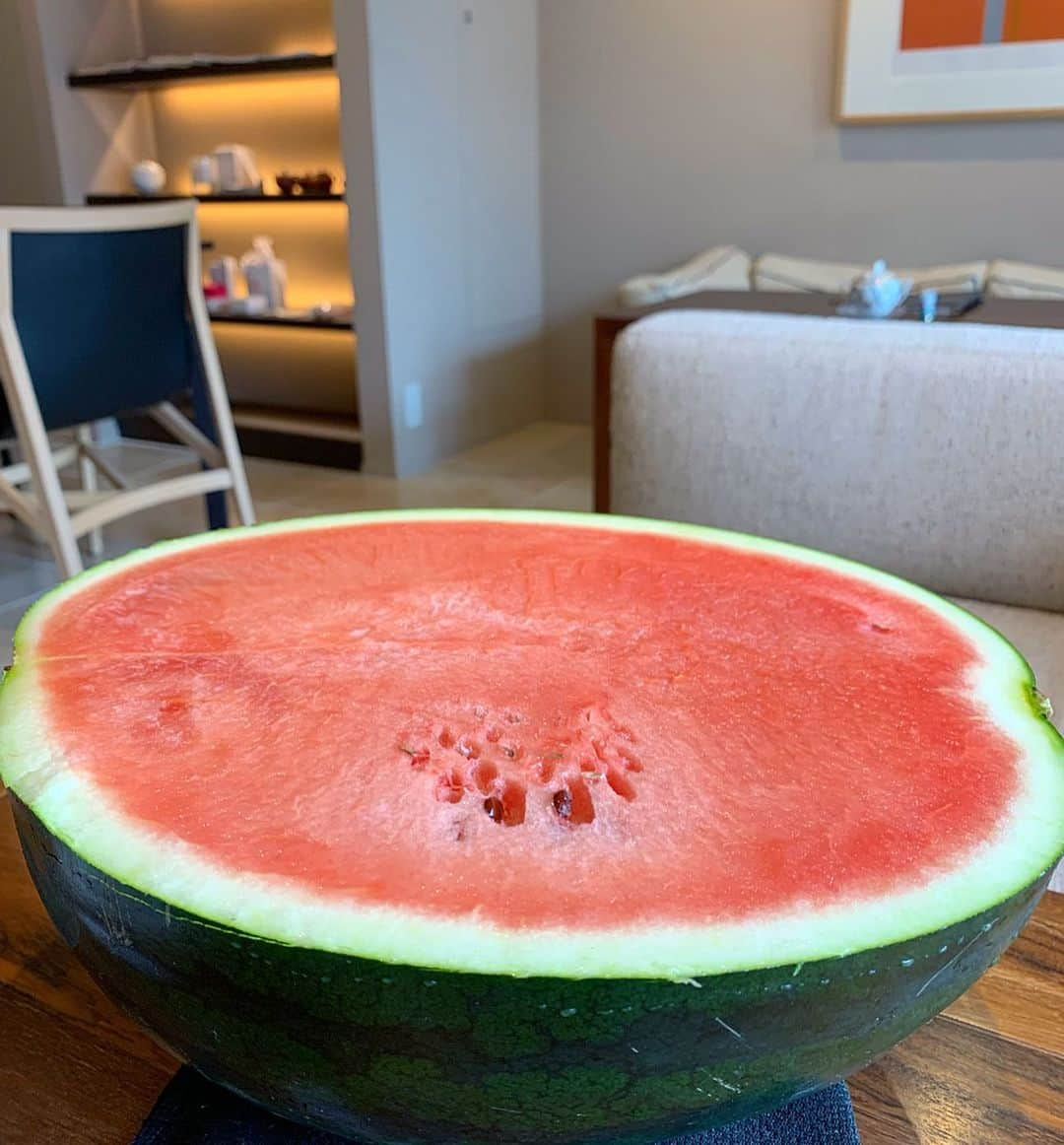 得あゆさんのインスタグラム写真 - (得あゆInstagram)「美味しいすいかちゃんが！🍉 次の投稿に続く👉🏻👉🏻👉🏻 ・ ・ ・ ・ ・ ・ ・ ・ #スイカ#フルーツ#美味しい#カフェ#紅茶#カフェ巡り#表参道#原宿#インスタ映え#写真#カメラ女子#撮影#ランチ#お昼ごはん#おやつ#グルメ#食べ歩き#スイーツ#夏#夏休み#ダイエット#ヘルシー#女子会#suica#diet#healthy#lunch#cafe#japanesegirl#fruits」8月11日 20時04分 - tokuayu819