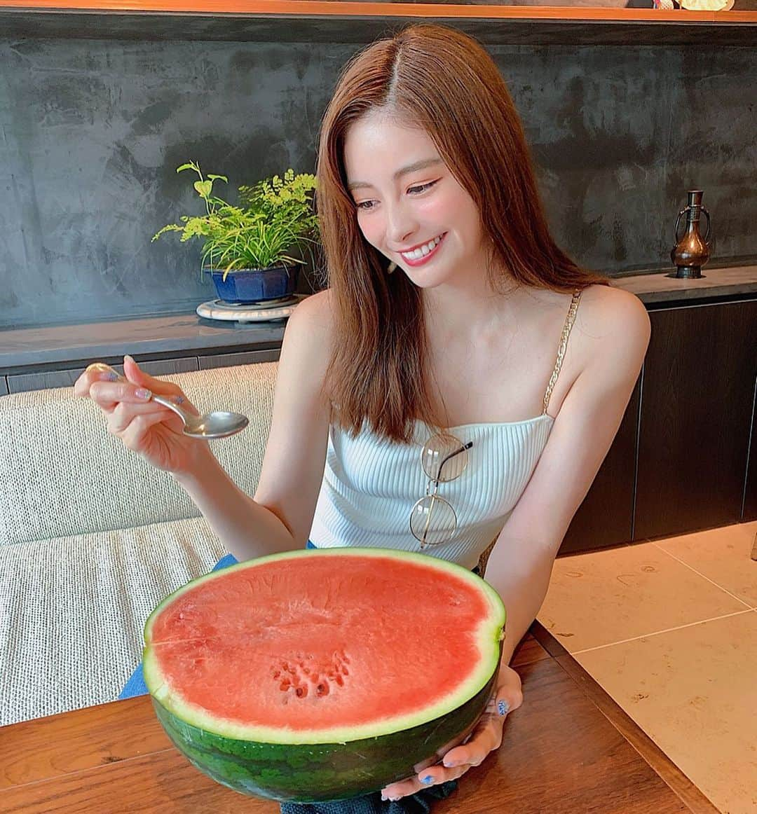 得あゆさんのインスタグラム写真 - (得あゆInstagram)「美味しいすいかちゃんが！🍉 次の投稿に続く👉🏻👉🏻👉🏻 ・ ・ ・ ・ ・ ・ ・ ・ #スイカ#フルーツ#美味しい#カフェ#紅茶#カフェ巡り#表参道#原宿#インスタ映え#写真#カメラ女子#撮影#ランチ#お昼ごはん#おやつ#グルメ#食べ歩き#スイーツ#夏#夏休み#ダイエット#ヘルシー#女子会#suica#diet#healthy#lunch#cafe#japanesegirl#fruits」8月11日 20時04分 - tokuayu819