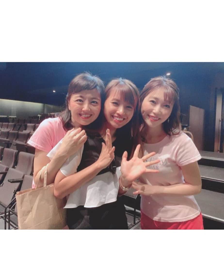 のインスタグラム：「. ‪ミュージカル #人生のピース を観劇🙇‍♀️‬﻿ ﻿ ‪なんだかまだ心がフワフワポカポカ﻿ 幸せの余韻に浸っております😌‬﻿ ﻿ ‪誰もが共感できるリアルな内容だからか いつの間にか涙が…﻿ でも悲しい涙じゃなく、幸せな温かい涙なんですよねぇ🌈‬﻿ ﻿ ‪写真は、はーたんこと #木村花代 さん 郁ちゃんこと #青山郁代 さん📸‬﻿ お二人ともいつも以上にツヤツヤキラキラに 輝いておりました✨」