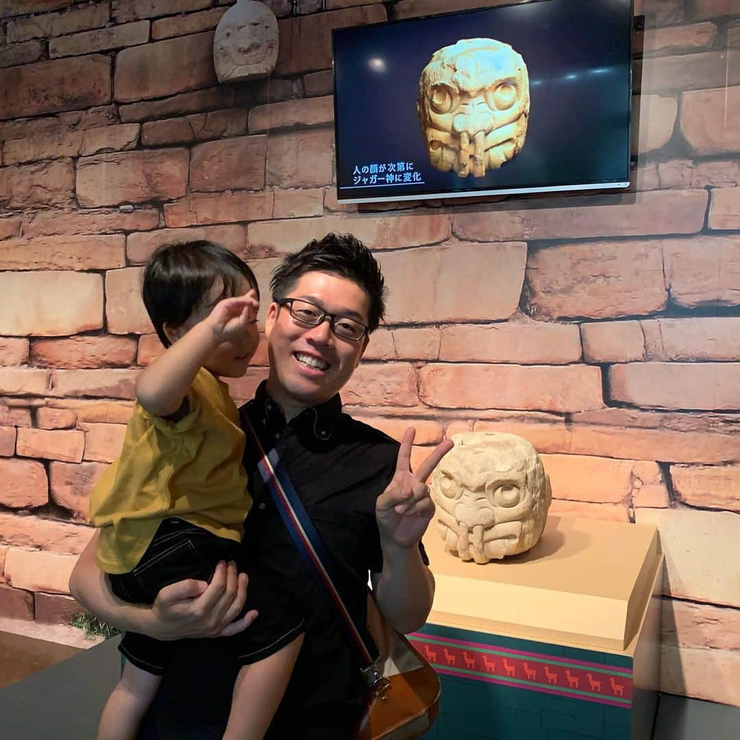 岩崎全智のインスタグラム：「家族で『古代アンデス文明展』へ😄  2歳の息子は初めて見るミイラに興味津々👀  大人でも見応え十分‼️ お盆休みは会場の鹿児島市の黎明館へ‼️‼️ お盆休みに行けない方も9月16日まで開催中です🙆‍♂️ #古代アンデス文明展 #アンデス展 #ミイラ #鹿児島市 #黎明館 #お盆休み #開催中 #9月16日 #イベント #MBC」