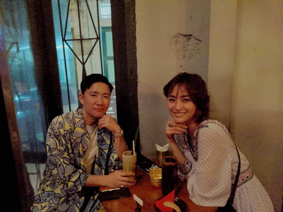 Yoshiko Kris-Webb クリス-ウェブ佳子さんのインスタグラム写真 - (Yoshiko Kris-Webb クリス-ウェブ佳子Instagram)「at @tep_bar with @msmskmt 🍹🍸🥃 バンコクの中華街ヤワラー地区はモダンなバーやレストランが集まる地元のお洒落バンコクっ子に人気のエリア。そこにある @tep_bar は毎晩タイの伝統音楽が楽しめ、またタイのハーブ酒「ヤードン」や珍しいタイのお酒をカクテルで味わえるバーです。 #TokyoDameThailandTrip」8月11日 20時04分 - tokyodame