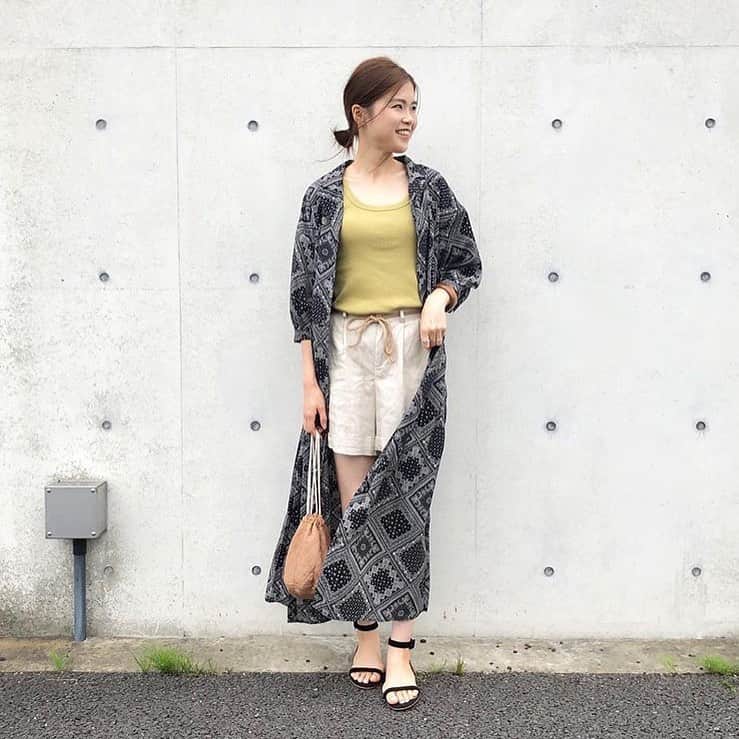 Locariのインスタグラム：「1枚でワンピやさらっと羽織ってロングアウター感覚でも着れるGUのバンダナプリントワンピース👗✨ @mi_0730_mk  さんのようにシンプルコーデにプラスすることでお洒落度がぐんとアップします😘💕 . . . #コーデ #コーディネート #今日のコーデ #ファッションコーデ #ママコーデ #夏コーデ #プチプラコーデ #シンプルコーデ #カジュアルコーデ #大人コーデ #着回しコーデ #gu #GU #guコーデ」