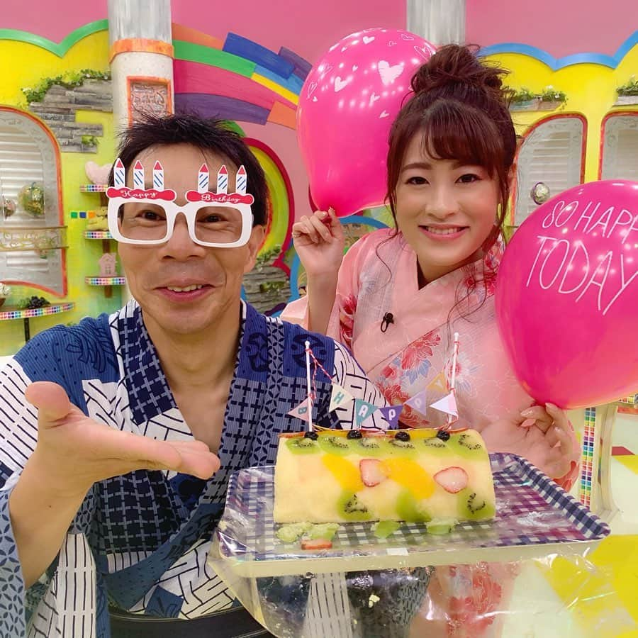 小宮山瑞季さんのインスタグラム写真 - (小宮山瑞季Instagram)「8月10日は末吉くんの誕生日～🍰💗 おめでとうございます🥳👏🎉 出演者とスタッフで、番組終わりにお祝いしました！！！ 素敵な1年になりますように★ ・ #土曜はこれダネッ #末吉くん #誕生日 #8月10日 #おめでとう #happybirthday #太田プロ #先輩 #いつもありがとう #素敵な1年に #メガネ #パリピ #本日の主役 #ケーキ #浴衣 #風船 #インスタ映え #かわいい #長野放送 #アナウンサー #小宮山瑞季 #今日のこみぃ」8月11日 20時16分 - komiyama_mizuki