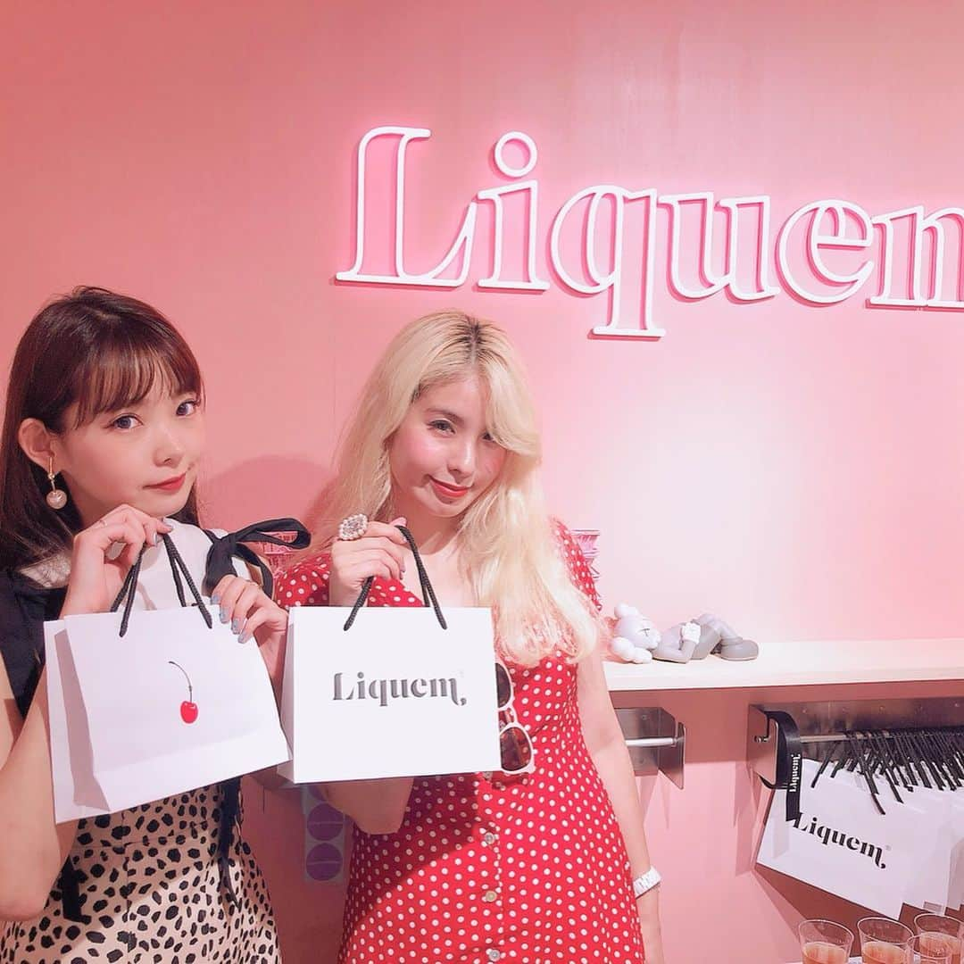 mimさんのインスタグラム写真 - (mimInstagram)「大好きな @liquem.tokyo が 浅草に店舗をオープンしたので この間行ってきたよ🙋‍♀️ リサメロとまたお揃いのもの増やしちゃった❤️ オススメのアクセサリー屋さんだから皆もぜひ行ってみてね！  #liquem#accessory#photo#instagood#fashion#followme#friend#cute#pink#浅草」8月11日 20時17分 - mim_11_11