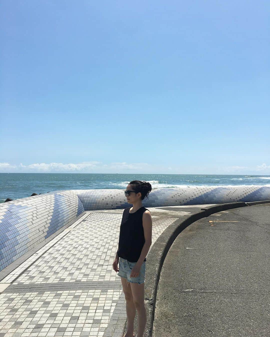 北澤 宏美さんのインスタグラム写真 - (北澤 宏美Instagram)「夏😎 青白い脚を普通色にするためめずらしく🦵🏻 15年以上前に買った水着着用時専用としてる短パンが 色褪せすぎてて可哀想すぎる😂 捨てられても気づかないし困らない代物だけど 忘れた頃に見かけるのよね  #夏休み」8月11日 20時17分 - romihy58