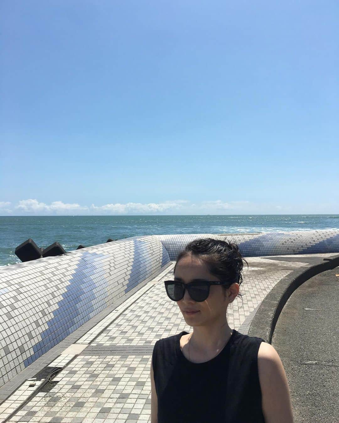 北澤 宏美さんのインスタグラム写真 - (北澤 宏美Instagram)「夏😎 青白い脚を普通色にするためめずらしく🦵🏻 15年以上前に買った水着着用時専用としてる短パンが 色褪せすぎてて可哀想すぎる😂 捨てられても気づかないし困らない代物だけど 忘れた頃に見かけるのよね  #夏休み」8月11日 20時17分 - romihy58