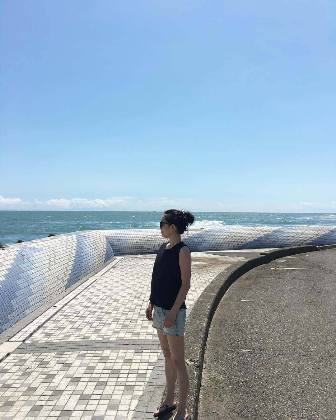 北澤 宏美さんのインスタグラム写真 - (北澤 宏美Instagram)「夏😎 青白い脚を普通色にするためめずらしく🦵🏻 15年以上前に買った水着着用時専用としてる短パンが 色褪せすぎてて可哀想すぎる😂 捨てられても気づかないし困らない代物だけど 忘れた頃に見かけるのよね  #夏休み」8月11日 20時17分 - romihy58