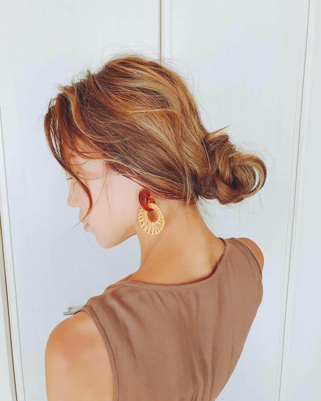 階上実穂さんのインスタグラム写真 - (階上実穂Instagram)「Hairは自分でやってみたけど上手くいかず😑💧 みんな後ろどーやってるの¨̮⋆ˀ̣ˀ̣見えないから出来ないんですけどw  #hairarrange #結婚式ヘアアレンジ #むずい #お団子ヘア #いつもと変わらず」8月11日 20時09分 - miho_ishigami