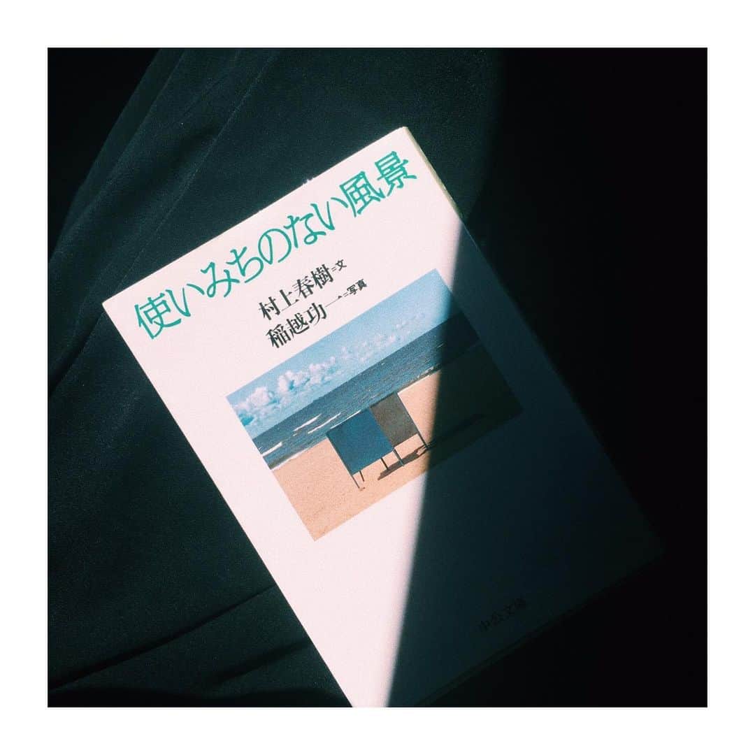 七咲友梨さんのインスタグラム写真 - (七咲友梨Instagram)「次に読む本はこれ📘 タイトルでもう、やられています。 . いただき物なのだけど、なぜこういうのが好きだって分かったんだろう。 . #使いみちのない風景 #村上春樹 #稲越功一」8月11日 20時10分 - nanasaki_yuri