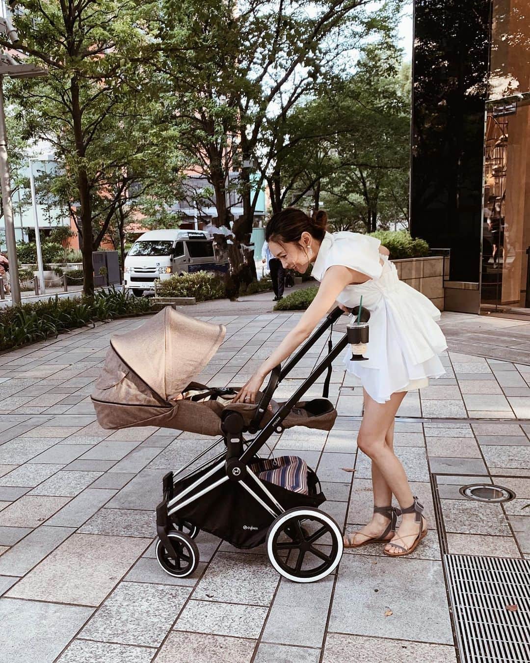asami0510のインスタグラム：「ベビーカーデビュー👶 暑いから少しだけお散歩💕乗ってる時は終始爆睡な姫😴 ベビーカーどこのにしましたかって質問よく頂くのでご紹介です👀 私はcybexのプリアムにしたよ✨タイヤが大きいのが良かったので乗り心地も良いはず😚カラーもデザインもかなりお気に入り〜💗💗 ・ お洋服はフルールのバックプリーツシャツだよ！サイト残り僅かあったかな👀SALE中だから気になる方は是非〜やっと色んなお洋服着れるから嬉しいよ+。:.ﾟ٩(๑>◡<๑)۶:.｡+ﾟ #fashion #coordinate #mirror9 #valentino #baby #osanpo #happyday  #コーデ #初めてのお出かけ❤︎」