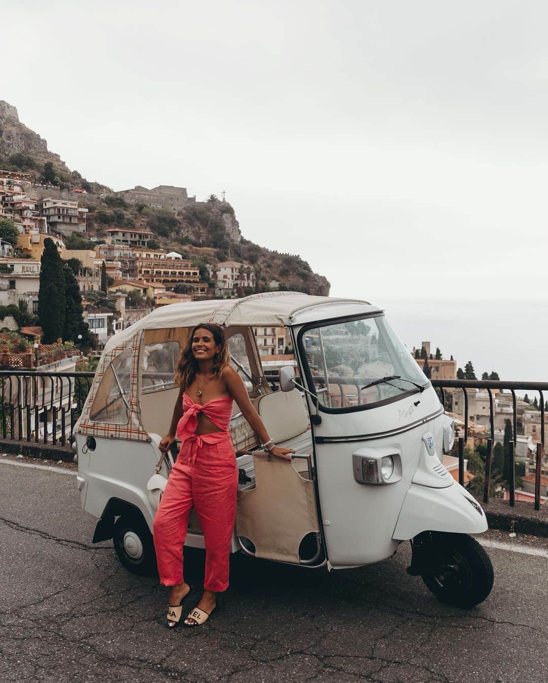 Collage Vintageさんのインスタグラム写真 - (Collage VintageInstagram)「A ride in Ape car around Taormina 🇮🇹🌊 #collageontheroad #mystyle」8月11日 20時13分 - collagevintage
