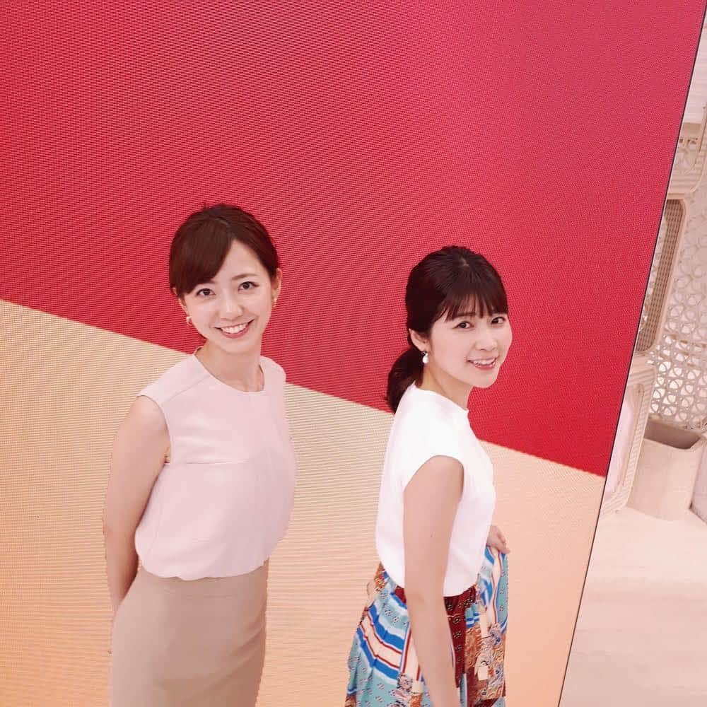 フジテレビ「プライムニュース イブニング」さんのインスタグラム写真 - (フジテレビ「プライムニュース イブニング」Instagram)「お盆休み、いかがお過ごしですか。﻿ 連日猛暑で、身体に堪えますよね😅。﻿ きょうの竹内アナ、内田アナの髪型が﻿ おしゃれ😍で涼しげ🙂。﻿ 後ろからも📸。 ﻿ ﻿ 普段、﻿ 正面もしくは下から撮影することが多いのですが、﻿ きょうは身長153㎝の私（投稿スタッフ）が﻿ 精一杯、手を伸ばして上から撮影。﻿ あと、普段の撮影の仕方も変❓、﻿ 変わっているようで奥寺アナが📸。﻿ ﻿ 確かに他のスタッフからも笑われてる💦💦。﻿ 時にスケキヨになったりも…。﻿ ﻿ 慣れないインスタ頑張っていますので、﻿ 番組と共に宜しくお願いします😉😊。﻿ ﻿ #日曜だけど祝日﻿ #山の日﻿ #編み込み﻿ #必死﻿です #上から撮影﻿ #身長153cm﻿ ﻿ #竹内友佳﻿ トップス、スカート #vis @vis_jp﻿ ピアス　#お世話や @osewaya_official﻿ #奥寺健 @fujitv_announcer﻿ #内田嶺衣奈 @reina.uchida﻿ トップス、スカート #ベイジ @beigecomma﻿ ﻿ #加藤綾子 #風間晋 #木村拓也 #酒井千佳 #荘口彰久 #副島淳 #福原直英 #佐々木恭子 #小澤陽子 #海老原優香 #安宅晃樹 ﻿ #フジテレビ #アナウンサー #ライブニュースイット」8月11日 20時15分 - livenews_it