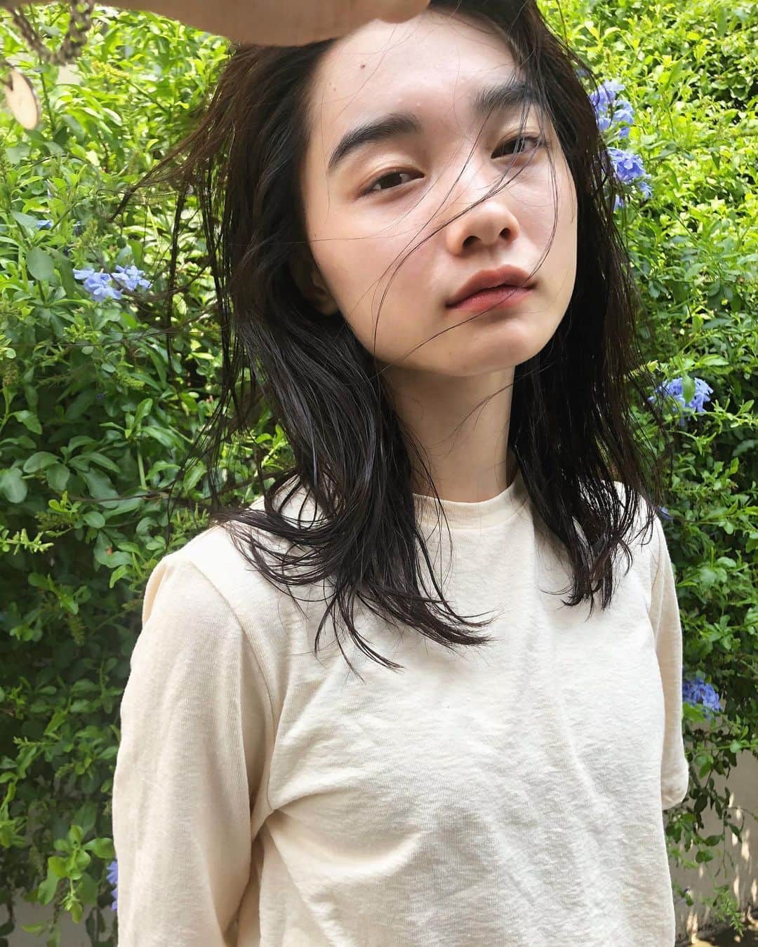 カワシリアツシのインスタグラム：「ハンドブローで、癖毛も活かして 風になびくhair🌿 ・ ・ ・ ・ブリーチの回数がわからない。 ・値段が気になる。 ・ダメージが心配。など なんでもご気軽にご相談ください😊 ・ ご予約やご相談はDM・LINEにて待ちしております。 ・ ・ ・  #アディクシー #イルミナカラー  #外国人風カラー #ミニボブ #切りっぱなしボブ #ハイライト #外ハネあ #グラデーション #外国人風 #ポートレート #美容室 #美容院 #美容学生 #撮影 #東京 #渋谷  #ショートヘア #グレージュ  #ブルージュ #ブリーチ #portrait #フィルムカメラ #hairstyle #ショートカット #haircolor #ハイトーン #데일리룩 #时尚 #แฟชั่น#デジキュア」