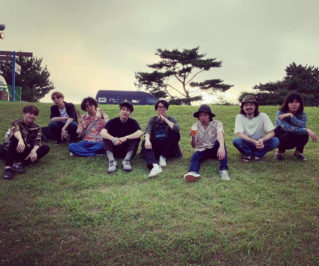 米田貴紀のインスタグラム：「帰り際にTHE BAWDIESの皆さんと遭遇！フェスらしい写真を全く撮ってなかった僕達に最高の1枚をプレゼントしていただきました！🎁 ライブも見させていただきましたが、かっこよすぎてぶちアガりましたしすごく刺激を貰いました🔥  #夜の本気ダンス  #thebawdies #rijf2019」