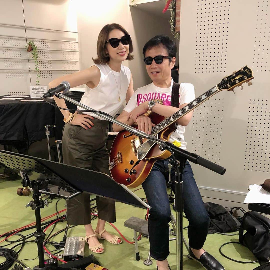 野宮真貴さんのインスタグラム写真 - (野宮真貴Instagram)「東京は夜の七時♪ 真夏のブルースブラザーズ🕶いえいえ、日本を代表するギタリスト鳥山雄司さんとの2ショット📸 いよいよ来週(8/16)に迫った"Tokyo Music Cruise2019" 本日はリハーサルでした。鳥山雄司さんとご一緒するきっかけとなった「ブルーライト・ヨコハマ」はもちろん、ピチカート・ファイヴのレアな夏の名曲も！ザ・プリンスパークタワーホテルで涼しい大人のフェスへ是非！  チケットはオフィシャルHPにて発売中です！ ↓↓ ‪https://www.princehotels.co.jp/parktower/event/contents/tokyomusiccruise/‬ ◤ ‪8月16日(金)‬ 出演者 （各五十音順）◢﻿﻿ 【ボールルーム】﻿﻿ ‪田島貴男(ORIGINAL LOVE) / 土岐麻子 / 夏川りみ / 野宮真貴&鳥山雄司 / paris match /﻿ PUSHIM / 輝&輝（KIKI）（オープニングアクト）‬ 【メロディーライン】﻿﻿ akiko / Unlimited tone / ジャンクフジヤマ / ‪JiLL-Decoy association‬ & Secret Guest / bird ﻿ 【パークステージ】﻿ 市川愛 / 草薙さゆり / 竹本健一×‪JONTE‬ / Hanah Spring / 廣田なお（リラックスヨガ） ﻿ 【スカイチャペル（ミッドナイトライブ）】﻿ Unlimited tone×‪澤田かおり‬ ﻿ #東京は夜の七時 #リハーサルでした #鳥山雄司 #野宮真貴 #missmakinomiya #tmc#tmc2019 #tokyomusiccruise #tokyomusiccruise2019 #東京 #princeparktowertokyo #ザプリンスパークタワー東京」8月11日 20時22分 - missmakinomiya