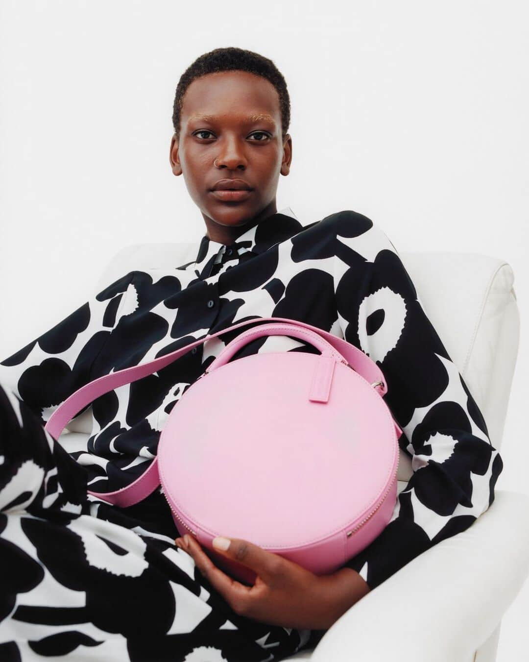 マリメッコさんのインスタグラム写真 - (マリメッコInstagram)「Solima – a piece of candy ⠀⠀⠀⠀⠀⠀⠀⠀⠀ This circle bag is sure to brighten up your day. Discover the new bag collection at marimekko.com and in-store. #marimekko」8月12日 1時50分 - marimekko