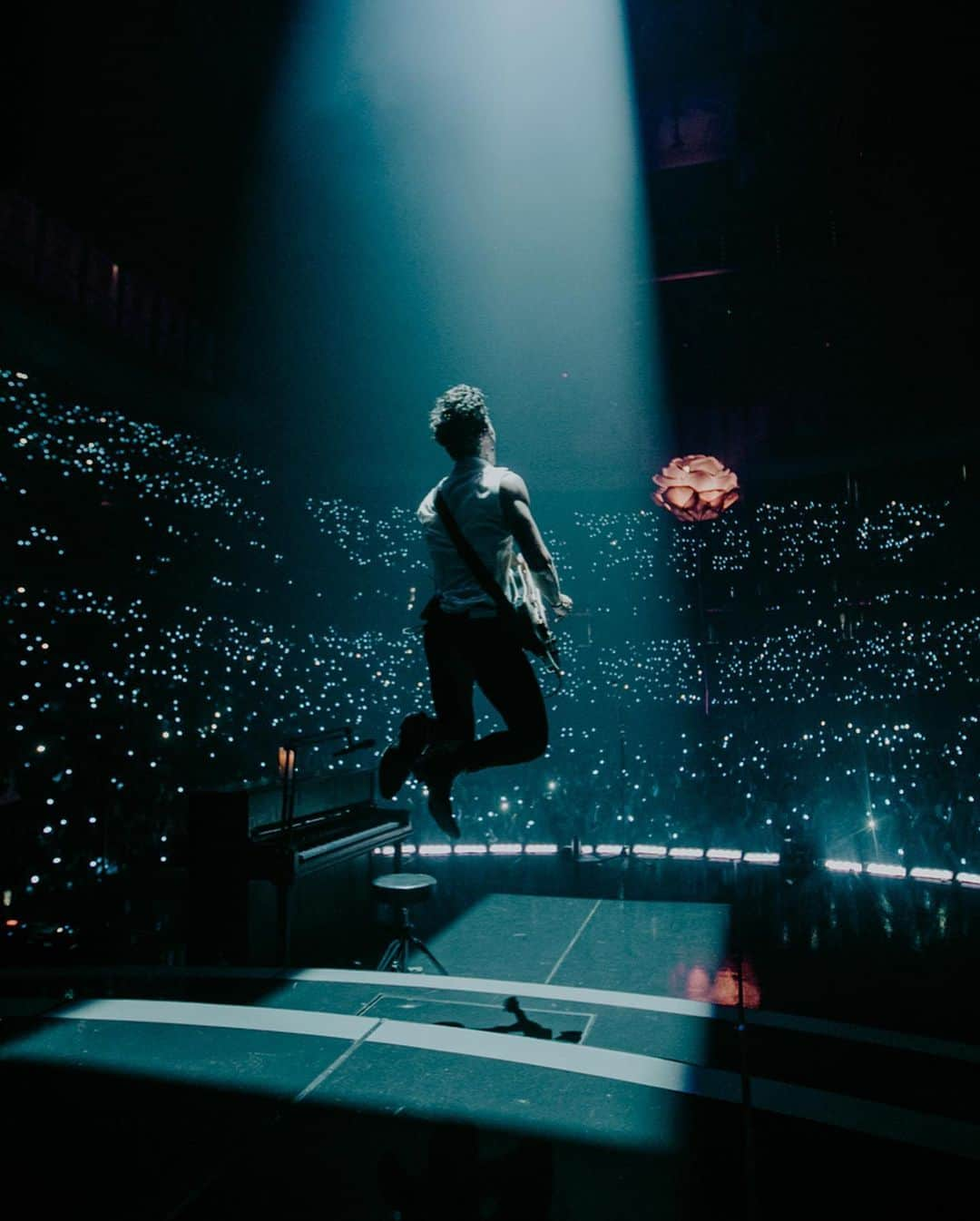 ショーン・メンデスさんのインスタグラム写真 - (ショーン・メンデスInstagram)「New Jersey night 1 🖤🦋」8月12日 1時52分 - shawnmendes