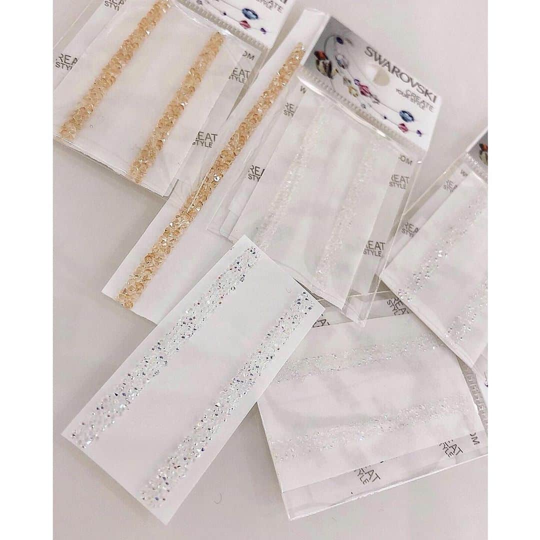 Mayu Ogawaさんのインスタグラム写真 - (Mayu OgawaInstagram)「ベリーショートのネイルだから10本キラキラくらいがちょうどいいっ！🤩﻿ 動画でリアル感見てほしい！﻿ (2,3,4枚目)﻿ ﻿ @swarovski ウルトラファインロックが本当に大人気すぎてます！🔥💘﻿ ﻿ スタッフAi のご予約でも﻿ ファインロックネイルがsaleキャンペーン中ですよ〜〜♡﻿ ﻿ 私のお客様も担当希望頂けるくらいメキメキ 成長しているAi♪﻿ ネイルもしっかり可愛いく綺麗にお仕上げ出来ます。﻿ ﻿ 🉐スタッフSALE/﻿ maniキャン・pediキャン やってます♡﻿ ↓↓↓﻿ @mdanail_ai アカウントでチェックできます♪﻿ ﻿ ＊当日のご希望には対応出来ない事が多くございます。﻿ お早目のご予約をお待ちしております。🙇‍♀️﻿ ﻿ #ウルトラファインロック #スワロフスキー﻿ #ヘビロテ #キラキラネイル #クリスタルネイル ﻿ #ショートネイルデザイン #ショートネイル可愛い﻿ #mdanail #mdamayu﻿ #ジェルネイルデザイン #ネイル大好きさんと繋がりたい ﻿ #お洒落ネイルデザイン ﻿ #ネイルサロン銀座 #ネイルアートコース﻿ #ネイルキャンペーン﻿」8月12日 1時54分 - m_d_a