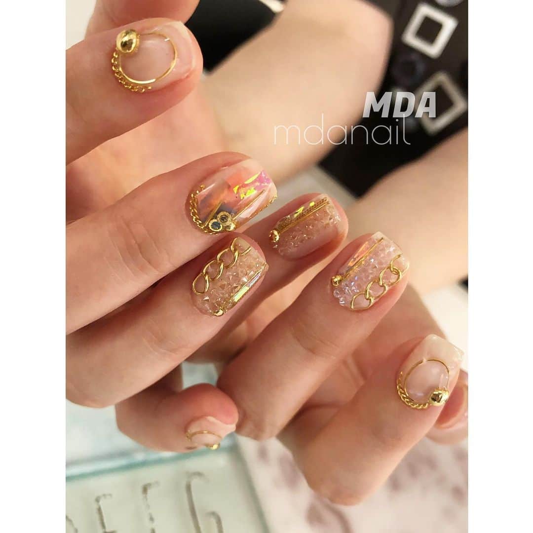Mayu Ogawaさんのインスタグラム写真 - (Mayu OgawaInstagram)「ベリーショートのネイルだから10本キラキラくらいがちょうどいいっ！🤩﻿ 動画でリアル感見てほしい！﻿ (2,3,4枚目)﻿ ﻿ @swarovski ウルトラファインロックが本当に大人気すぎてます！🔥💘﻿ ﻿ スタッフAi のご予約でも﻿ ファインロックネイルがsaleキャンペーン中ですよ〜〜♡﻿ ﻿ 私のお客様も担当希望頂けるくらいメキメキ 成長しているAi♪﻿ ネイルもしっかり可愛いく綺麗にお仕上げ出来ます。﻿ ﻿ 🉐スタッフSALE/﻿ maniキャン・pediキャン やってます♡﻿ ↓↓↓﻿ @mdanail_ai アカウントでチェックできます♪﻿ ﻿ ＊当日のご希望には対応出来ない事が多くございます。﻿ お早目のご予約をお待ちしております。🙇‍♀️﻿ ﻿ #ウルトラファインロック #スワロフスキー﻿ #ヘビロテ #キラキラネイル #クリスタルネイル ﻿ #ショートネイルデザイン #ショートネイル可愛い﻿ #mdanail #mdamayu﻿ #ジェルネイルデザイン #ネイル大好きさんと繋がりたい ﻿ #お洒落ネイルデザイン ﻿ #ネイルサロン銀座 #ネイルアートコース﻿ #ネイルキャンペーン﻿」8月12日 1時54分 - m_d_a