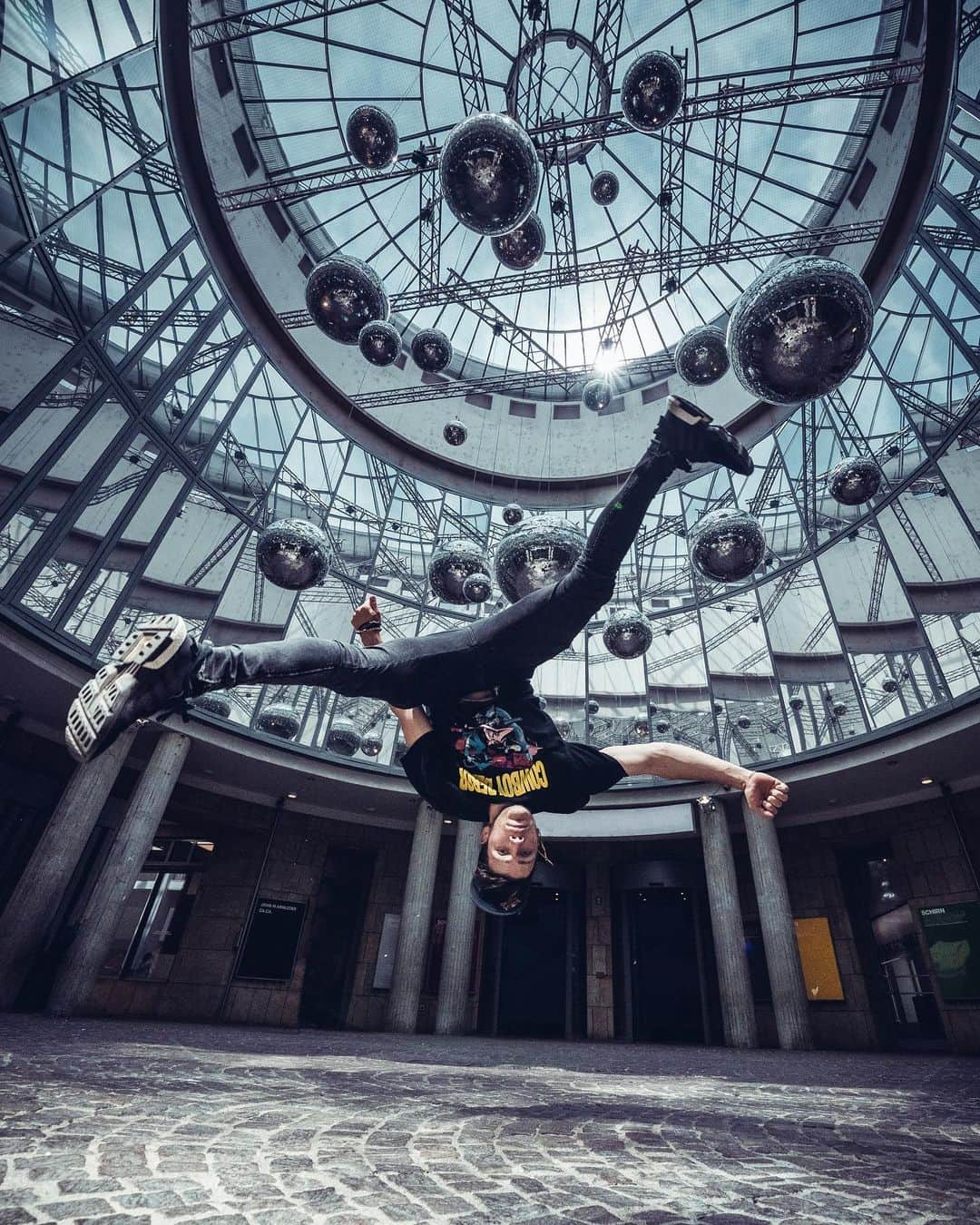 ジェイソン・ポールさんのインスタグラム写真 - (ジェイソン・ポールInstagram)「Zero Gravity ✅ • 📷 @anananwar」8月12日 1時56分 - thejasonpaul