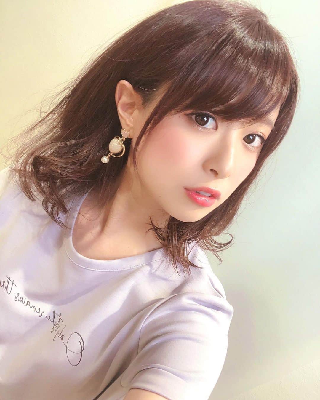 のインスタグラム：「・ ・ ・ いつもお世話になってる urealm otto 新宿店店長東さんに カラーとトリートメント していただきました❤︎ 1番最初にやっていただいた ピンクブラウンにしました☺️ やっぱりこの色好き❤︎ ありがとうございました😳 ・ ・ #av女優 #二宮ひかり  #にのひー  #アタッカーズ #アタッカーズ専属 #urealm  #urealmotto  #urealmotto新宿  #ピンクブラウン  #ブラウンカラー  #ハートピアス  #清楚系」
