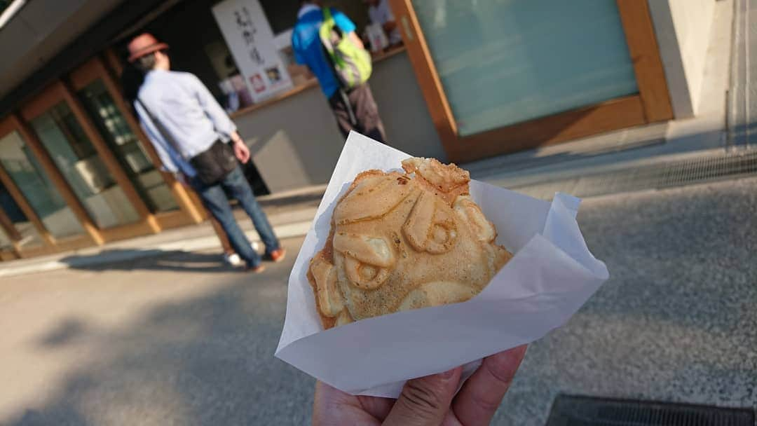 桜花さんのインスタグラム写真 - (桜花Instagram)「美味しいし 何だか可愛いから また会いたくなる  まるで恋みたいだ🌷🌷🌷 天狗やき。。。🍀 皮はもちもち。 餡はほくほく。 主食のようなおかずのような🍀  また会いたくなる天狗やき🍀  #もう会いたい  #食べたい #天狗やき  #天狗焼き #恋  #高尾山  #mountain #mountains」8月11日 20時28分 - mountainohka