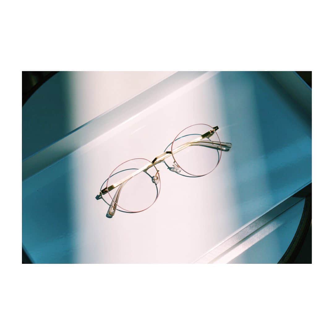 のインスタグラム：「Gold and Dark Rose frame with Sunshine - LESSRIMコレクションより、TOMOMIをご紹介させていただきます。細いDark Roseの縁とゴールドを組み合わせ、美しいカラーコントラストに仕上がっています。TOMOMI by LESSRIM collection, combined with thin dark rose rim and glossy gold frame. #MYKITA #mykitalessrim #lessrim」