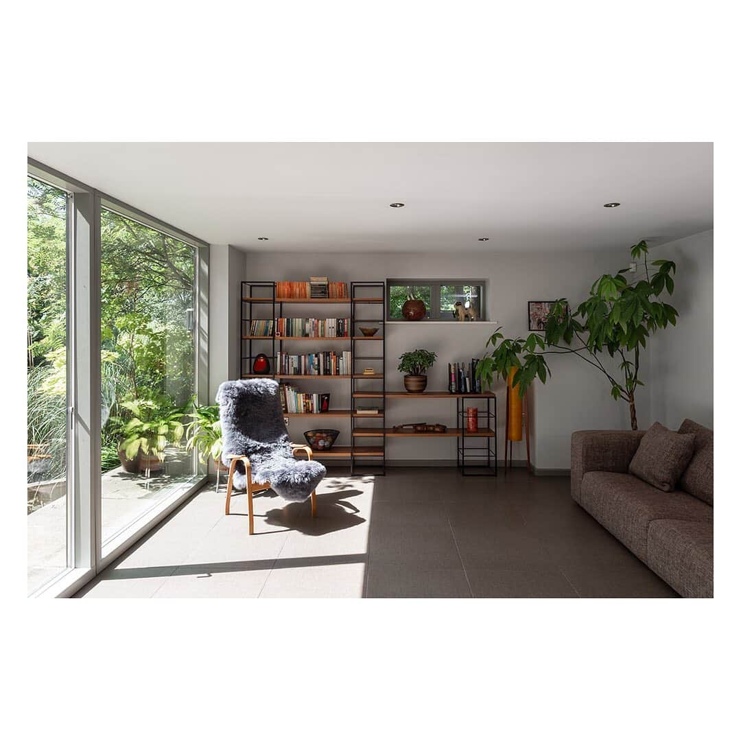 The Modern Houseさんのインスタグラム写真 - (The Modern HouseInstagram)「#forsale a characterful mid-century home in West Yorkshire. Link in our bio for the sales listing.」8月11日 20時30分 - themodernhouse