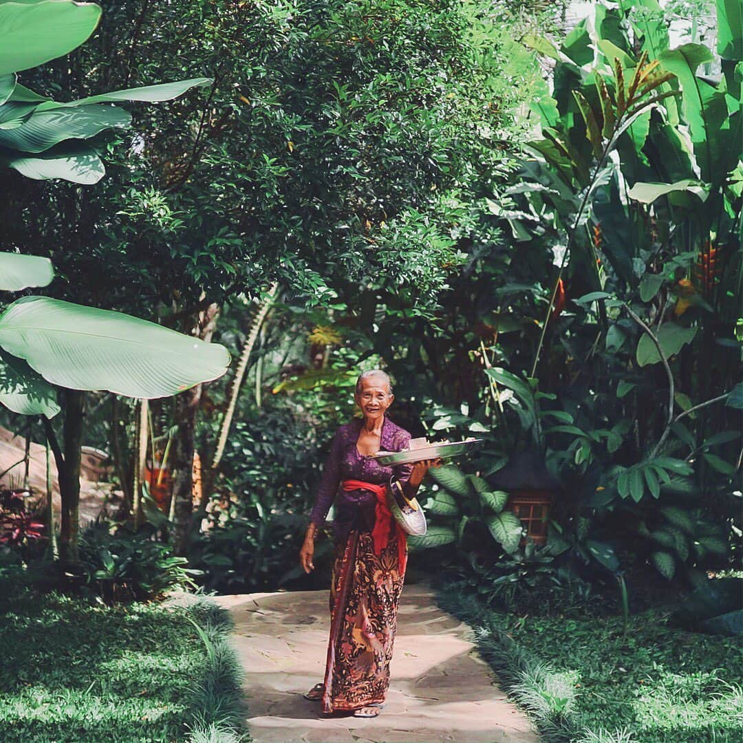 wacameraのインスタグラム：「Bali - beautiful island - すでにマレーシアで5日間が過ぎようとしていますが、バリの思い出。明日からいよいよ学校が始まります。3人で入学試験を受けてそれぞれクラス分け。私は確実に彼女たちとは違うクラスになると思うのでちょっと緊張しています。 学校は3年前のフィジー留学と違って、世界のあちこちから英語を勉強したいと思ってる人が集まるので早く馴染めるといいな。」