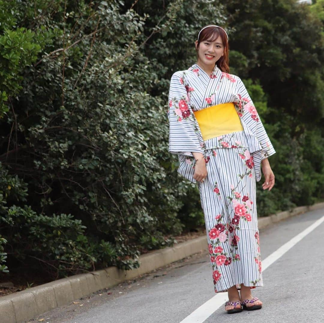 坂口理子さんのインスタグラム写真 - (坂口理子Instagram)「今日の浴衣はまたガラッと違った ストライプの浴衣でした👘💫 3.4枚目の写真はマネージャーさんが 撮ってくださりました📷素敵👏 . . . 3日間連続握手会ありがとう☺︎ 7年目の私ですが変わらず逢いに来て くださる方がいらっしゃる事はもちろん！ 会場でみかけて気になったから、 知り合いに勧められて！と当日券で 来てくださる方もたくさんいる事に 本当に本当に感謝しています😌 これからもよろしくお願いします！ #握手会 #個別握手会 #akb48 #じわるdays  #浴衣 #浴衣まつり #浴衣ヘアアレンジ  #ポニーテール #カチューシャ #パールのカチューシャは #heather」8月11日 20時42分 - ricopi__hkt48