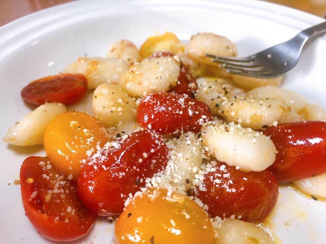 渡辺梨夏子のインスタグラム：「夏の焼きトマトは シンプルに美味しい🍅  #お家ごはん#おうちごはん #ごはんめも#cooking  #トマトのニョッキ  塩胡椒とオリーブオイル ときどき、粉チーズ☺︎☺︎」