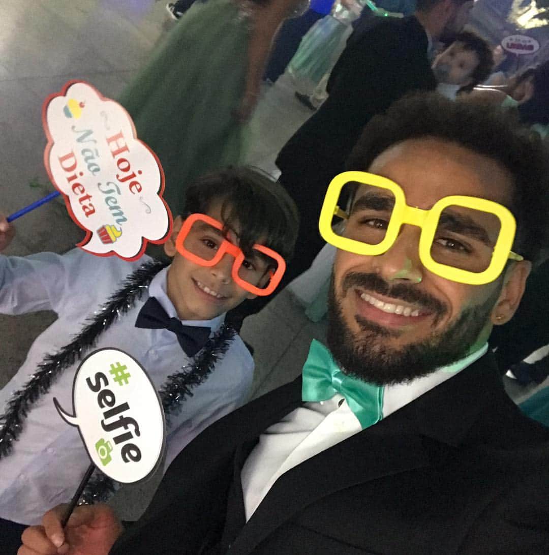 ドグラス・サントスのインスタグラム：「Ser pai é sorrir, chorar, sofrer da gargalhadas com seus filhos. Agradecer todos os dias à oportunidade divina de procriar e educar os filhos. Ser pai, é ser bússola nos momentos difíceis: É ter uma palavra amiga de conforto e apoia: É ser mão que auxilia: É ter o coração generoso e a alma nobre! Feliz dia dos pais a todos os pais. #felizdiadospais #teamomeuvelho #Gerson」
