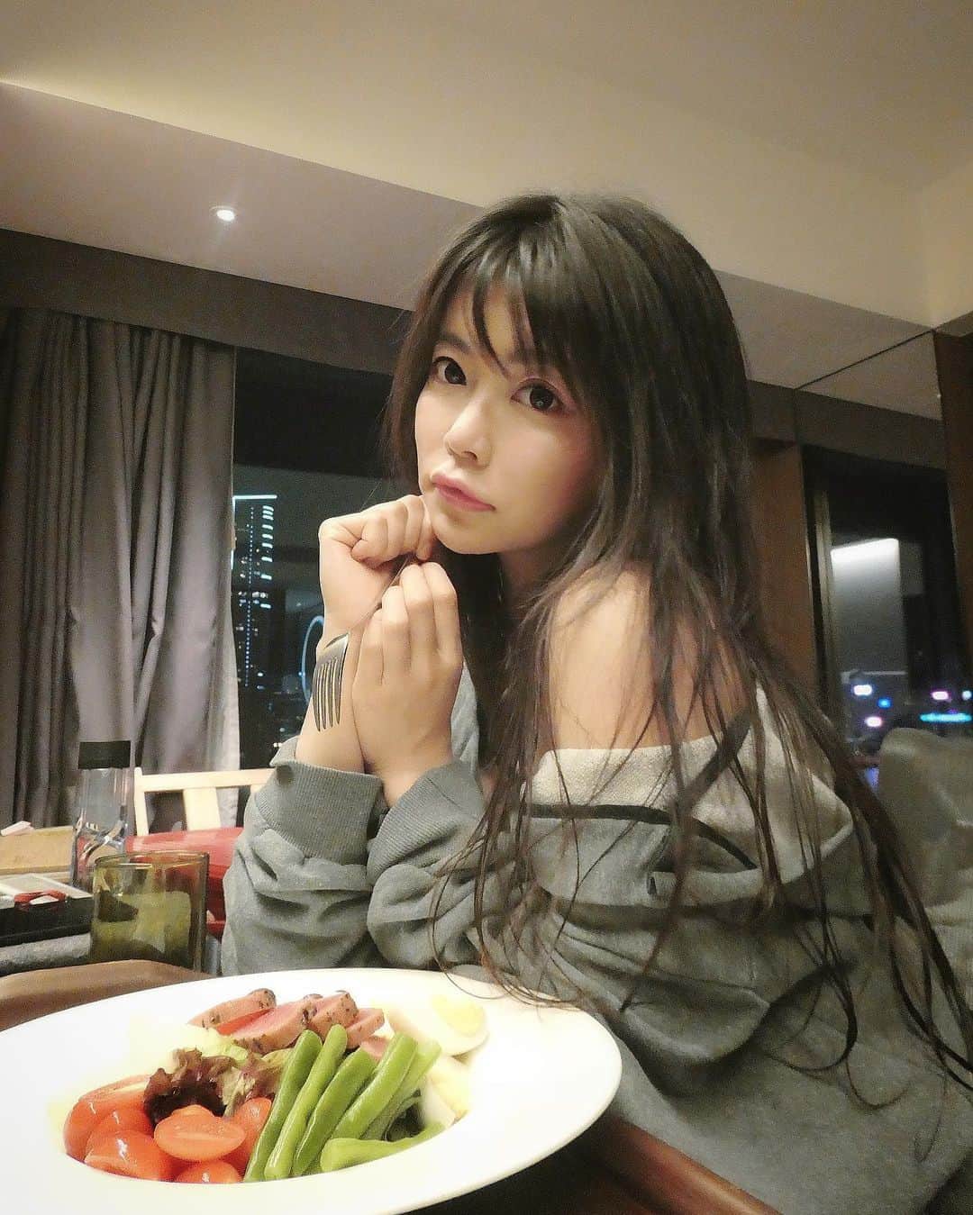 渋谷ゆりのインスタグラム：「#トマト もいつも食べてるよ🍅#リコピン の#抗酸化作用 で、#美肌 と#アンチエイジング ♡ 我也常常吃番茄🍅為了#保養皮膚 和#抗衰老 ♡ I always eat tomato too🍅For #beautyskin and #antiaging ♡  #salad #沙拉 #サラダ #香港 #減肥 #健身 #餐廳 #健康 #hongkong #diet #weightloss #workout #restaurant  #カフェ #ベジタリアン #セミベジタリアン #semivegetarian #diet  #ダイエット #筋トレ女子 #スキンケア #パーソナルトレーナー」