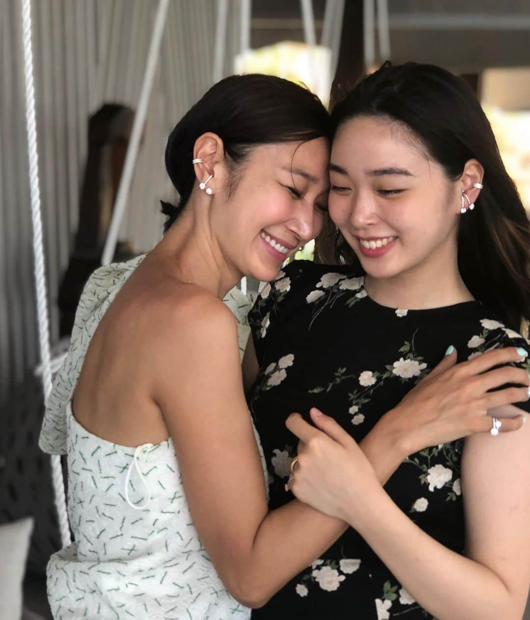 ピョン･ジョンスさんのインスタグラム写真 - (ピョン･ジョンスInstagram)「I'm so happy when I'm with you.  My daughters and precious time! ❤️❤️❤️❤️ 11일 오늘밤10시에 라이브해요  코모도섬 와보세요 Let's do this live at 10:00 tonight.  Would you like to go to  Komodo Island? #ayanakomodo  #hoyatoyashop  #hyèreslor  #voyage #diamonds💎  #보야쥬몬드」8月11日 20時36分 - hoyatoya