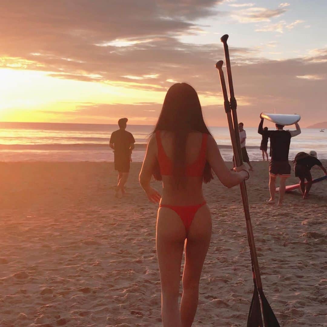 のインスタグラム：「5:00am  #ダナン  #Danang #ดานัง #朝日 #sunrise #ベトナム #vietnam  #mykhebeach #ミーケービーチ #🔥 #👙#🍑 #❤️ #red」