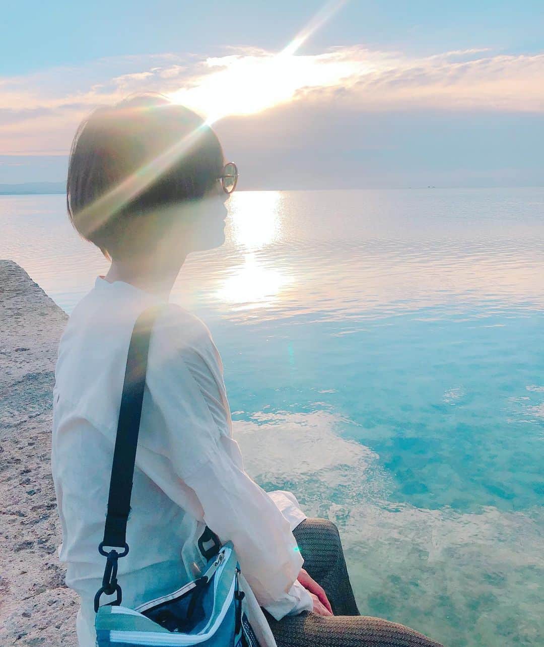 のインスタグラム：「. . beautiful sunset✨✨ こないだの旅行の写真をぼちぼちあげるよ😋💕 サコッシュは @gregoryjapan さんでカスタムしたもの🙆🏻‍♀️旅行で使いたかったから念願叶いました😎 . . #sea #sunset #trip #japan #taketomiisland #海好き #島好き #竹富島」