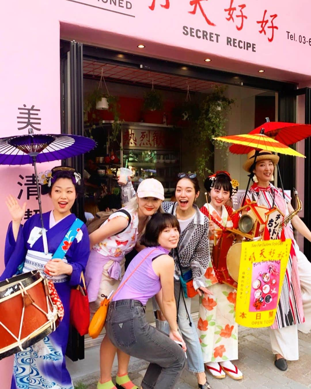 永瀬沙世さんのインスタグラム写真 - (永瀬沙世Instagram)「開店初日！！ミンテンハオハオ〜ハグハグ❣️ チンドン屋さん🥳キターーーー みんなハッピーオーラ、たのしすぎ〜🥰 オープンおめでとう㊗️eri  すっごい内装やばかった。さいこうです お酢のソーダクセになる。豆花美味びみびみ」8月11日 20時51分 - say0ngs