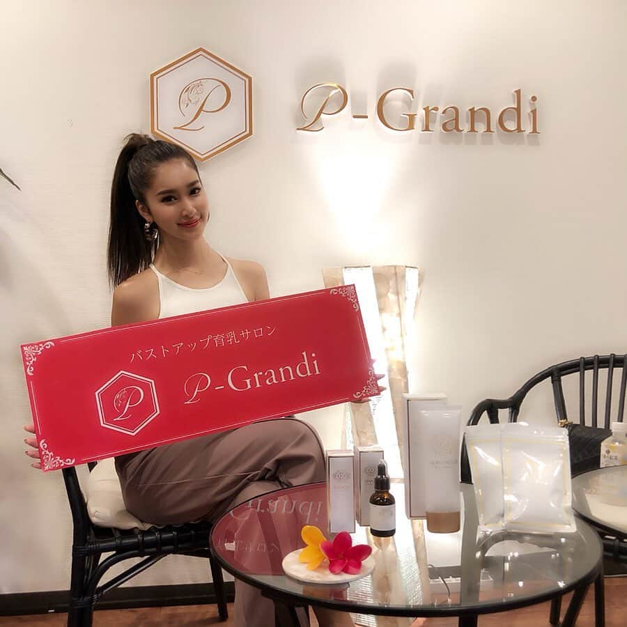 坂本マリアさんのインスタグラム写真 - (坂本マリアInstagram)「最近通い始めた、 @pgrandi_official 💋 ・ 最近背中と二の腕が少し太ったなっ思ってたんやけど、胸の肉が寝てる間に全部背中に流れてしまっていたそう😳 ・ サロンでしっかり背中のお肉を胸に流してもらいました😋終わった後、背中が薄くなってビックリ😂 ・ このナイトブラはクロス構造になっててベルトでバストをしっかり集めてくれるから左右への広がりを防止してくれます✨ ・ #pgrandi  #PGブラ#グラマラス美神#バストアップ#ダイエット #背中痩せ #美容 #美意識 #育乳マッサージ #メイク #メイクアップ #instabeauty #japanesegirl #followme」8月11日 20時51分 - sakamoto_maria