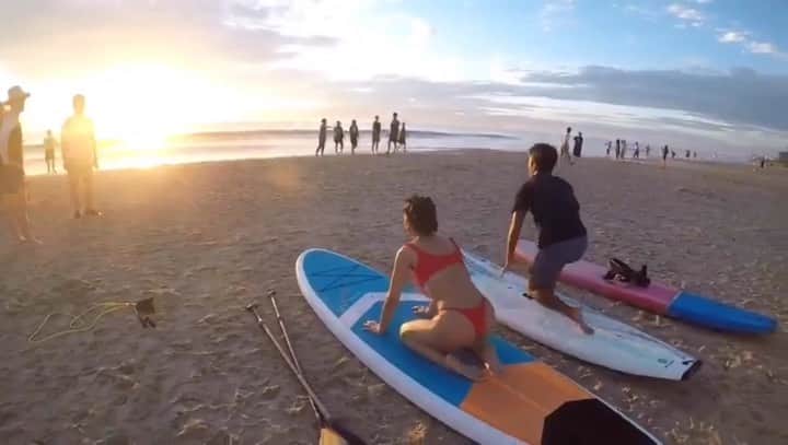 のインスタグラム：「BGMに注目！อ้าว😅 ???lol @surfshackdanang  #本日 #サップ と #サーフィン #デビュー #w #流されるままに流されて #人生 #w #🤣 #ダナン  #旅 #最高 #❤️ #sup #surf #Danang #firsttime #mykhebeach #川の流れのように」