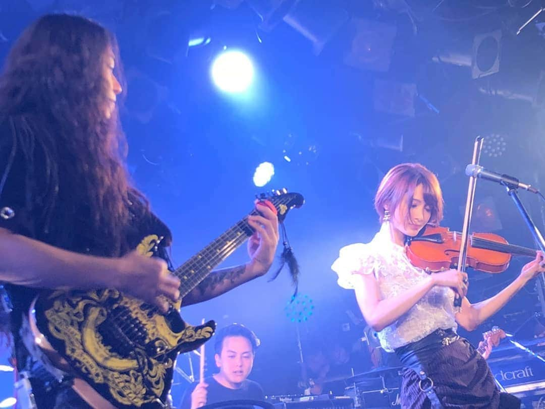 AYASAさんのインスタグラム写真 - (AYASAInstagram)「🎸🎻 昨日の『HEAVY METAL鑑賞会』に引き続き今日の『お茶の水大楽器祭り』もご一緒させていただいたギターヒーロー若井望様と🎸👑 . PIED PIPERは超絶にかっこよく、SWAN SONGは麗しく美しく弾き上げていただけて感動でした(´°̥̥̥̥̥̥̥̥ω°̥̥̥̥̥̥̥̥`)✨✨ ・ ・ #若井望 #nozomuwakai #destinia  #heavymetal鑑賞会 #お茶の水大楽器祭り」8月11日 20時45分 - ayasa_doya