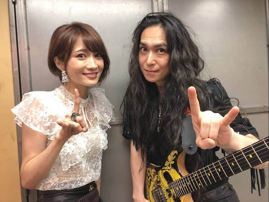 AYASAさんのインスタグラム写真 - (AYASAInstagram)「🎸🎻 昨日の『HEAVY METAL鑑賞会』に引き続き今日の『お茶の水大楽器祭り』もご一緒させていただいたギターヒーロー若井望様と🎸👑 . PIED PIPERは超絶にかっこよく、SWAN SONGは麗しく美しく弾き上げていただけて感動でした(´°̥̥̥̥̥̥̥̥ω°̥̥̥̥̥̥̥̥`)✨✨ ・ ・ #若井望 #nozomuwakai #destinia  #heavymetal鑑賞会 #お茶の水大楽器祭り」8月11日 20時45分 - ayasa_doya