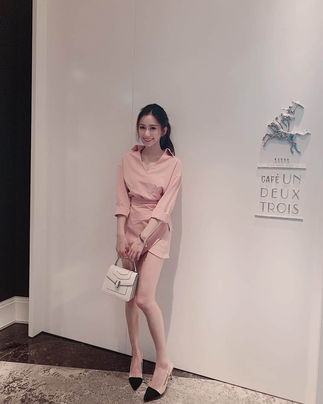 張楚珊さんのインスタグラム写真 - (張楚珊Instagram)「💞 真的真的好喜歡這套！！ 是 @bfflifestyle.shop 的💘 超有氣質又有女人味🌹 原本打算情人節應景穿一下 （拍這套的時候是情人節前） 結果拍太多張照片了，手機好多這件衣服的自拍😂 我很少有這種這麼粉的洋裝或衣服 這件看到第一眼就好喜歡👍🏻 #3穿搭」8月11日 20時47分 - iam33___