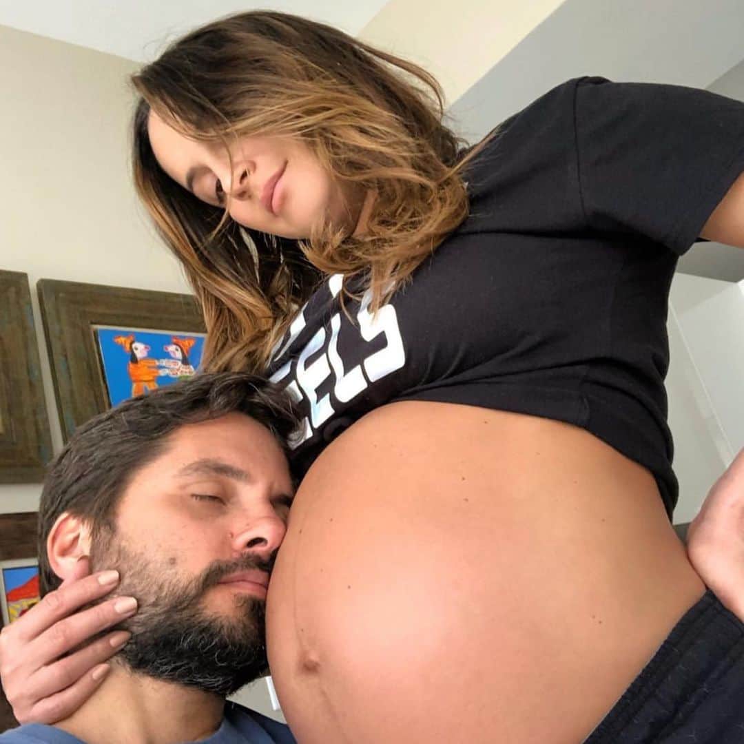 Claudia Leitteのインスタグラム：「É sobre liderar por exemplo. Respeitar. Ser leal aos seus. Amar incondicionalmente. Marcio, você sempre vai além! Você sabe fazer tudo o que faz, mas, eu sou ainda mais apaixonada por você sendo PAI! Parabéns, meu amor, pelo seu dia! #FelizDiaDosPais @mmpedreira」