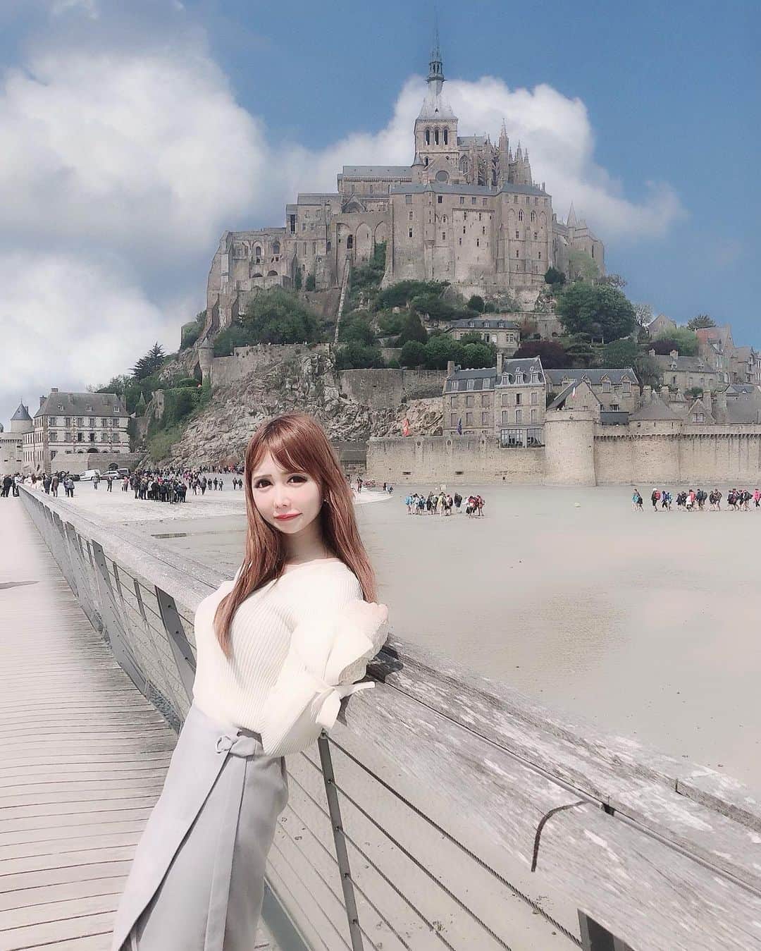 のインスタグラム：「載せきれてなかったモンサンミッシェル🏰 ・ ・ #モンサンミッシェル #フランス #🇫🇷 #france #世界遺産 #旅行 #✈️ #trip #旅行コーデ #旅スタグラム #japanesegirl #montsaintmichel  #キャバ嬢 #天音ゆめか」