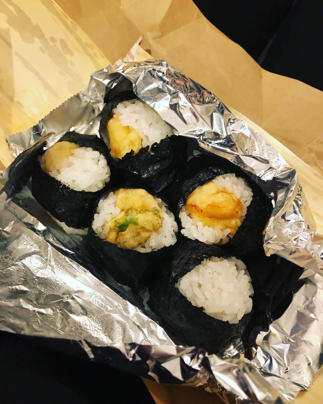 LOVEのインスタグラム：「何回食べてもこれほんとなんでこんなに美味しいの... (ライブ前に本日の元気をくれたイベンターひじやさん、ワンワン🐶) 名古屋ファイナルありがとうございました！  京都、突撃リクエストお父さん。 仙台、10年越しの初めてさんやら東北各地からの集合に号泣。 東京、本番5分前に友人の出産の知らせに頭から喜びバースト。 大阪、テンション高め爆笑からの戸渡くん。 名古屋、ファイナル、帰りとうない病。  各地、今回は特に泣き笑いエモーショナルでした。弾き語りでこんな振れ幅のツアーできたことが嬉しかったです。 これも #1000日の夏 の曲のマジックかな、ありがとうございました。引き続き隔月リリースがんばりますね🎧  ちくしょー、ツアー終わってもーた 飲んだくれてやる  グビグビ (コーラ)」