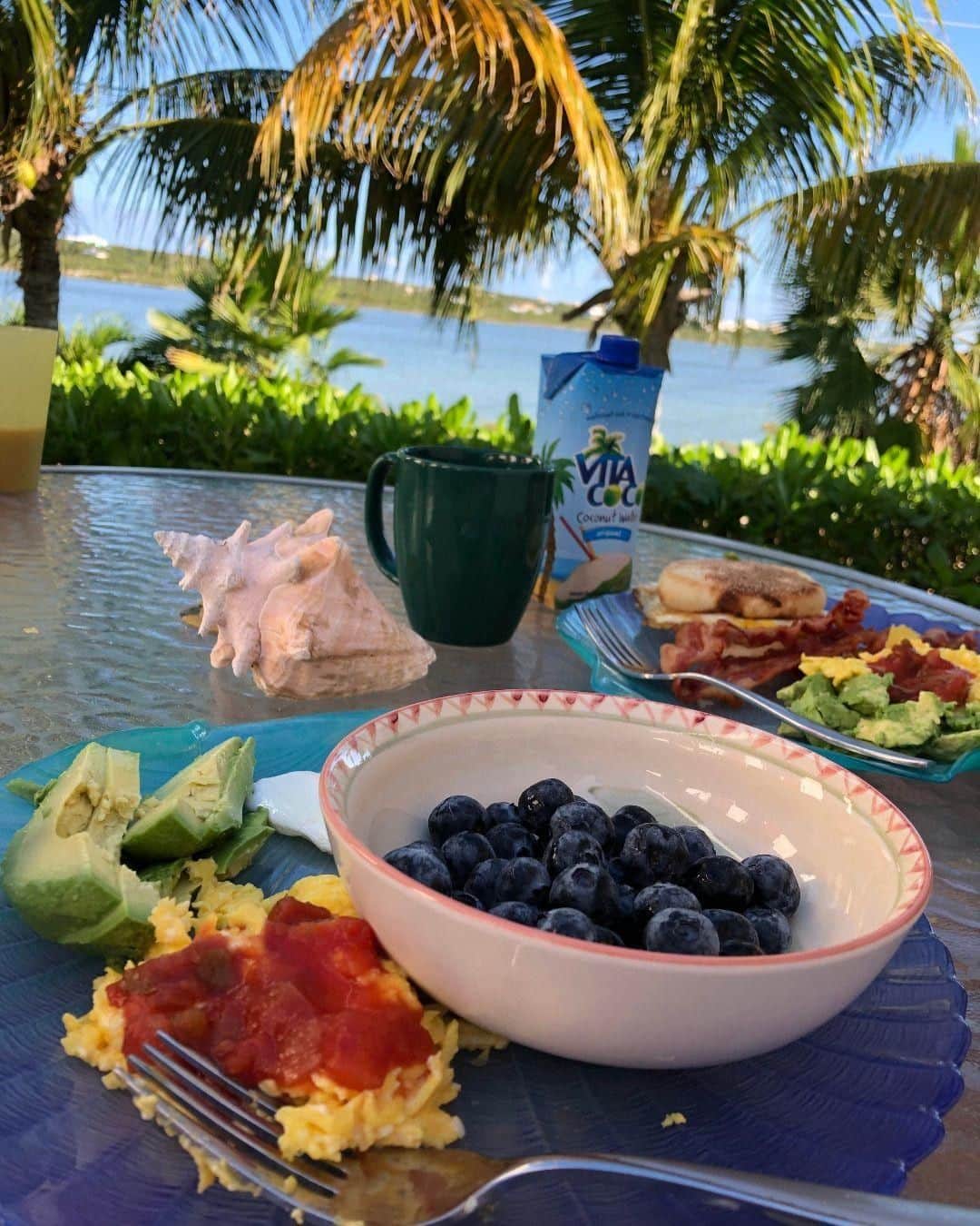 Vita Coco Coconut Waterのインスタグラム：「Like for bacon, comment for eggs.」