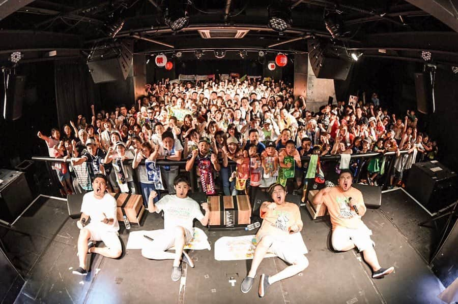 DEppaさんのインスタグラム写真 - (DEppaInstagram)「. . 夏ツアー 3祭り目『静岡』 . 初ROXY！ハンパじゃない暑さでした！！！w 空気薄っw 湿気凄っw 汗ボタボタw それだけ物凄い盛り上がりでした！ いや〜 熱量最高。一体感も最高。 静岡！本当にありがとぉぉぉーッ！！！✨🤩 . 後方の人や柱の後ろの人たち、 見えづらくてゴメンね！💦 色んな時にしっかり見てたからねw . . ぼくは静岡が大好きです。 シクラメンバー1 静岡愛があります。 昔から声を大に公言しています。 それなのに今日、うちの豚だんごが 「俺のほうが静岡好きだから」 なんて言って 王座を狙ってきやがった。 フッ。まだ早い。お前にはやらねーよ。 こちとら沼津に住んでたんだよ。(3日間) 三島と裾野で免許取ってるし。 免許取って2日目に一般道で静岡行ったし。 昔 三島の子と付き合ってたし。 プライペートでヤマハ行ったし。 去年はヒリゾ浜に行ったし。 なにより、さわやか好きだし。 これからも静岡愛 NO.1 DEppaを 宜しくお願いします。(意味不) . ありがとう静岡！またねーーーッ！👋🏽❤️ . . 4祭り目は『仙台』です！ 東北の皆様！お待たせしました！ 七夕祭り、ねぶた祭り、竿燈祭りには勝てないけどw シクラメンの夏祭りもめちゃくちゃ楽しいです✨ 是非 遊びに来てくださいね！🥰 早く会いたいぞ東北ーーーッ！！！ . #シクラメン #シクラ族 #シクライブ #帰るまでがシクライブ #遠足 #シクラツアー2019 #夏 #Summer #夏物語 #music #Live #song #carnival #夏祭り #ROXY #静岡 #東海 #ジュビロ磐田 #静岡愛 #BRANDNEWDAY #手のひらたたけば #ようかい音頭 #NEWシングル9月18日発売 #TBS #プロ野球 #SAMURAIBASEBALL #大田区 #蒲田」8月11日 20時53分 - deppa_shikuramen